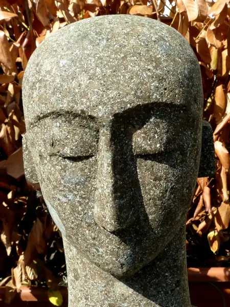 Artikelbild 3 des Artikels “Abstrakte Figur - Frauen. Die Größe beträgt 40x25x105 cm. Naturstein (Basanit), Steinmetzarbeiten “